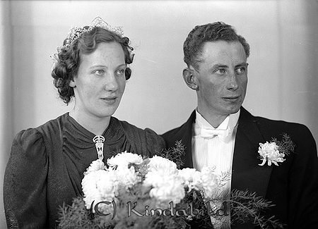Erland Svensson Håredal Svalsjö
raja
Brudpar                       

raja
Erland Svensson född 1909 och Stina Ingegerd född Nilsson 1920.
Barn:
Irene Birgitta född 1939
Leif Bertil Svensson 1940
Barbro Christina Svensson
Källa: Folkräkning 1950 
Källa: Gerd Pettersson

Nyckelord: Svensson Svalsjö