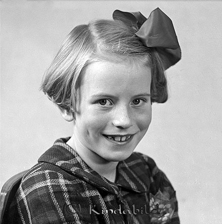 Inga Jacobsson Sällstad Kisa
raja
Flicka klädd i rutig klänning och rosett i håret 

raja
Inga-Greta Jakobsson var syster till Olle Jakobsson.
Hon arbetade på Eklunds kappfabrik. Hon flyttade till USA och har där arbetat som kläddesigner.
Källa: Studiegruppen hembygdsgården. 

raja
Min moster Inga-Greta Odze. Gift med dokumentärfilmaren Meyer Odze. Bor i Washington DC.
Källa: careng 

Nyckelord: Jacobsson Kisa