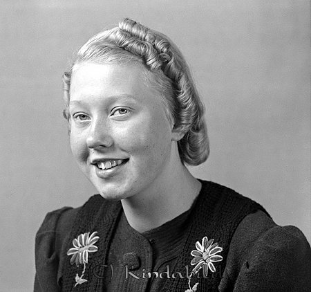 Britta Eriksson Prästgatan Kisa
raja
Kvinna klädd i mörk klänning 

raja
Britta Eriksson var gift med Folke Johansson. 
 Brittas mor arbetade på Kisa apotek och fadern var snickare hos Hagqvist Byggfirma.
 Britta och Folke Johansson hade barnen Jan-Olof, Hans-Olof, Per-Arne och Ann-Britt. De bodde i Lindesberg Grönedegatan 32 på krönet (Bobergs knöl, efter byggherren Boberg från Kättestorp)
 Källa: Studiegruppen hembygdsgården

Nyckelord: Eriksson Kisa
