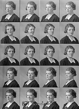 Birgit Vinander Tjällmo Tidersrum
raja
Kvinna klädd i mörk klänning med ljus krage

Nyckelord: Vinander Tidersrum