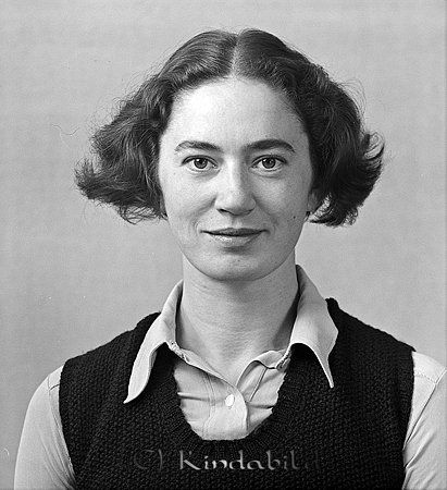 Fru Alice Hansson Kisa
raja
Kvinna klädd i ljus blus under stickad väst

raja
Alice Hansson var syster till Gösta Eklund. 
Skräddare Rudolf Eklunds dotter Alice Lydia Elisabet född 1912-05-09 i Kulla Kisa. Alice var gift 1933 med bokhandlare Göte Hansson Kisa. och 1943 med folkskolläraren Helge Samuel Mohlin född 1911 i Gagnef och död 1982 i Uppsala.
Alice död 2003-05-24 i Uppsala.
Källa: Studiegruppen hembygdsgården. 

raja
Alice och Helge Mohlin hade barn
Karin Birgitta född 1946 och Kerstin Elisabet född 1953.
Karin hade en dotter Veronica Maggio. Fadern kom från Italien.
Källa: Folkräkning 1970 
Källa: Gerd Pettersson

Nyckelord: Hansson Kisa