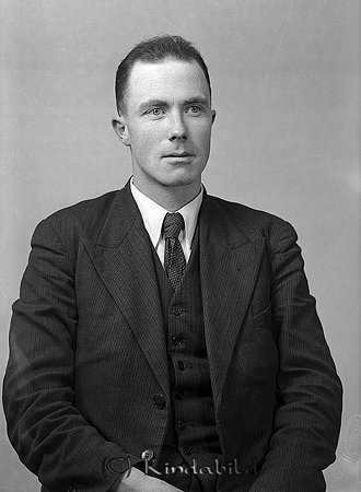 K P Lundstedt Gisslehult Ulrika
raja
Man klädd i skjorta slips och kavaj

raja
Karl Petrus Lundstedt född 1904 i Oakland USA. Gift 1945 med Viola Hultenius från Hycklinge Bosatt i Fridslund Amundebo och i Kävarp. 
Åkeriägare, Barn Karl-Arne född 1946 i Fridslund. 
Källa : Familjer och gårdar i Ulrika 
Källa: Gerd Pettersson

Nyckelord: Lundstedt Ulrika