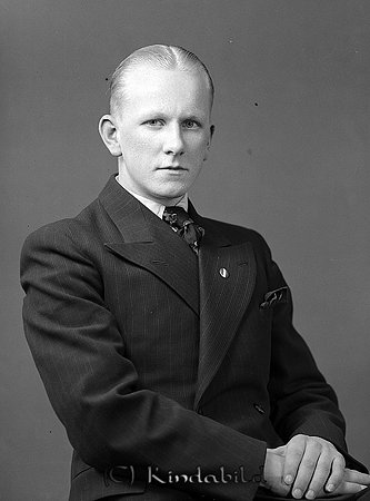 Ladde Karlsson Kisa
raja
Man klädd i skjorta slips och kavaj

raja
Arne Ladde ,arbetade hos Sandströms i Kisa, på herravdelningen.
Arne Ladde född 1917 i Kisa död 2001 i Vimmerby gift 1956 med Edeltraut Erna Dora född 1930 i Tyskland och död 1979 i Vimmerby.
Källa: Sv dödbok. 
Källa: Gerd Pettersson

Nyckelord: Karlsson Kisa