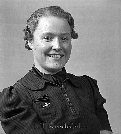 Gullan Andersson
raja
Kvinna klädd i mörk klänning  

raja
Gullan Elisabet Andersson född 1918 tvilling med Olof Gunnar.
Föräldrar Helmer och Ellen Andersson födda 1892 i Södra Vi.
Syskon till Gullan och Olof:
Maja-Stina född 1921 gift med Joel Hermansson
John född 1924
Sven född 1931.
Gullan gift 1945 Svensson Mjöla. Hon dog 1953
Källa: Kyrkoarkiv Västra Eneby och Sv Dödbok. 
Källa: Gerd Pettersson

Nyckelord: Andersson