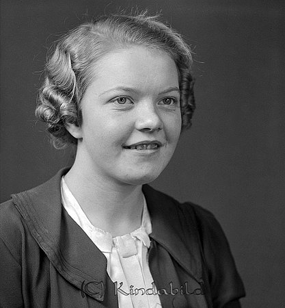 May Rosengren Harg Kisa
raja
Kvinna klädd i mörk klänning  

Nyckelord: Rosengren Kisa