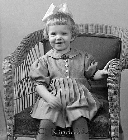 Lillemor Andersson Skolan Kisa
raja
Flicka som sitter i en korgstol

raja
Lillemor Anderson, dotter till Ella Andersson. Morfadern var vaktmästare på Stjärneboskolan.
Lillemor drev Kisa Wärdshus många år på 1980-90 talen.
Källa: Studiegruppen hembygdsgården 

raja
Ella hade flera barn: Ragnar född 1927. Hans född 1930 och Lars-Ove född 1932.
Källa: Kyrkoarkiv Kisa 
Källa: Gerd Pettersson

Nyckelord: Andersson Kisa