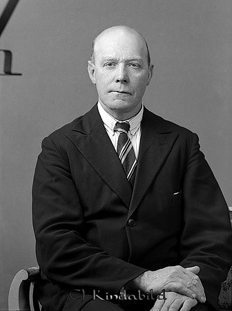 Richard Karlsson Karlstorp Ulrika
raja
Man klädd i skjorta slips och kavaj
gepe
Rickard Larsson OBS!
Son till Oskar Larsson och hh Klara Gustafa Olofsdotter.
Barn: Jenny Maria född 1876, Karl Oskar född 1877, Anna Alfrida född 1879. Ida Karolina född 1881, Elin Viktoria född 1886. Hulda Charlotta född 1888 och Axel Rickard född 1890..
Axel Rickard Larsson född 1890 i Karlstorp. Ogift. Efter modern bortgång 1930 övertog han lantbruket i Karlstorp och bodde där till 1964. Flyttade Norra Prästgatan 5 i Kisa.
Källa: Familjer och Gårdar i Ulrika

Nyckelord: Karlsson Ulrika