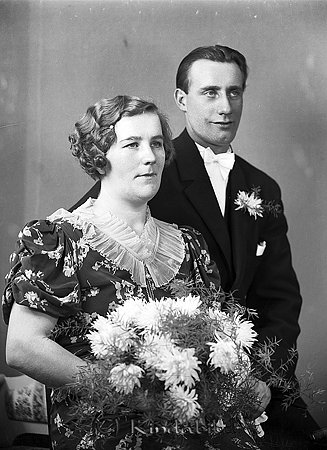 Gunnar Svensson Sandlid Kisa
raja
Brudpar         
Gunnar Svensson �Gunnar p� Vanten
och Alice f�dd Br�nning 1911 i Link�ping              
Nyckelord: Svensson Kisa