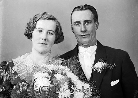 Gunnar Svensson Sandlid Kisa
raja
Brudpar     
Gunnar  Axel Svensson f�dd 1905 i Kisa och Alice f�dd Br�nning
1911 i Link�ping.
1940 bodde familjen i Sandlid Folkinge.
Barn;Maj-Britt f�dd 1939
Sven-�ke f�dd 1946
Sven Axel Reinhold f�dd /842
Gunnar Svensson med familj flyttade p�  1950-taket till Eriksborg Fimon.
Han arbetade d� som kommunalarbetare och gick under namnet  Gunnar p� Vanten.
Sonen Sven �ke blev proffs tennisspelare i Tyskland.                  
Nyckelord: Svensson Kisa