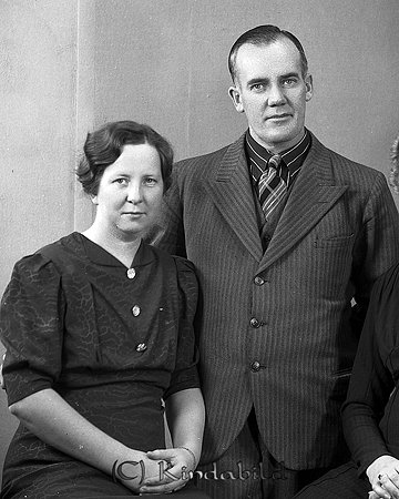 Rydell och Syrén
raja
Man och kvinna han klädd i kostym hon i klänning

raja
Linnea Syrén född Rydell med maka Sigvard Syrén. 
Källa: Gerd Pettersson

Nyckelord: Rydell och Syrén