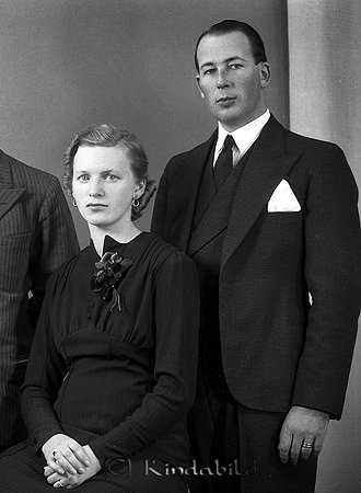 Rydell och Syrén
raja
Man och kvinna han klädd i kostym hon i klänning

raja
Rydell, Göte född 1912 i Kisa och Alva född 1911 Vårdsnäs.
De gifte sig 1937.
Barn: Ulf och Margareta 
Källa: Gerd Pettersson

Nyckelord: Rydell och Syrén