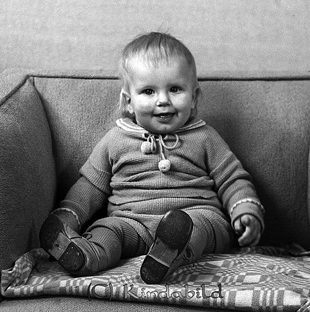 Jörgen Werner Kisa
raja
Liten pojke som sitter i en fåtölj 

Nyckelord: Werner Kisa