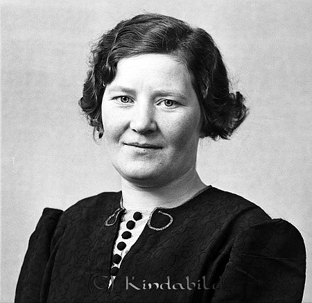 Helga Andersson Mejeriet Horn
raja
Kvinna klädd i mörk klänning  

Nyckelord: Andersson Horn