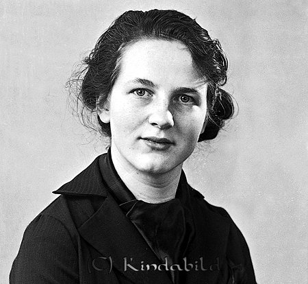 Elsa Svensson Kisa
raja
Kvinna klädd i mörk klänning  

Nyckelord: Svensson Kisa