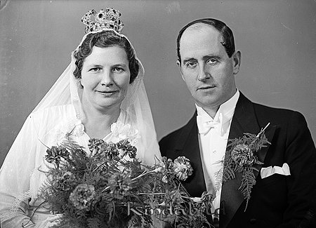 Henning Eriksson Slätmon
raja
Brudpar         

raja
Helge Eriksson född 1896 från Mulebo Västra Eneby och affärsföreståndaren Elisabet Pettersson född 1900 från Lid Kisa.
 Hon arbetade i mjölkaffär i Lid.
 Helge blev påkörd och avled vid Skivermåla 1964 i samband med att fru Andersson i Skivermåla blev ihjäl körd på samma plats.
 Källa: Studiegruppen Kisa hembygdsgård               
Nyckelord: Eriksson Slätmon