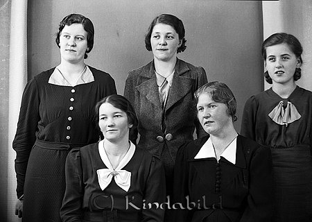 Personalen Mjölkbaren Kisa
raja
Arbetskamrater 

raja
Främre raden fr vänster Föreståndare Aina Ståhl och �?garen fru Arvidsson.
�?vre raden fr vänster Tina Anebreid, Lilly Ståhl och Barbro Andersson.
Källa: Studiegruppen hembygdsgården 
Nyckelord: Mjölkbaren Kisa