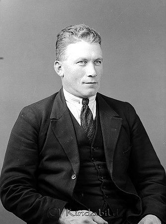 Karlsson Björksnäs Kisa
raja
Man klädd i skjorta slips och kavaj

raja
Ture Karlsson arrendator i Björksnäs på 1930-40talet. Han arrenderade även Brostorp under Harg och arbetade även då i Harg. Sedan drev han Nafta-kiosken på 1950-talet.
 Han var gift med Hanna. De hade 4 barn; Inez, Karin, Sven-Olov och Gunilla. Ture var född 1902 i Västra Eneby och dog 1955 i Brostorp Kisa.
 Källa: Studiegruppen Kisa hembygdsgård 
Nyckelord: Karlsson Kisa