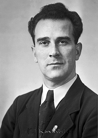 Magnusson Kisa
raja
Man klädd i skjorta slips och kavaj

raja
Martin Magnusson född 1905 i Månsarp, Jönköpings län.
 Gift 1940 med Karin. Han arbete på Fabriksboden i Kisa, som senare blev Sandströms i Kisa. Magnusson var kusin med Richard Sandström. 
 Tre barn Magnus, Anna-Karin "Kisa-Magnusson" och Ing-Marie.
 Han avled 1972.
 Källa: Studiegruppen Kisa hembygdsgård 
Nyckelord: Magnusson Kisa