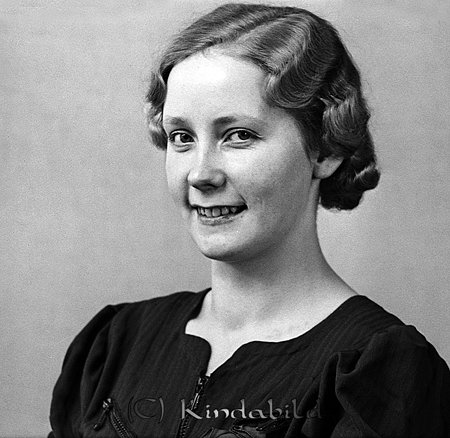 Alice Andersson Falla Tidersrum
raja
Kvinna klädd i mörk klänning  

Nyckelord: Andersson Tidersrum
