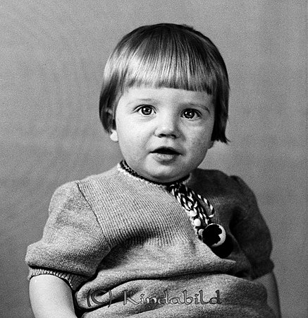 Ulla Gustavsson Väsby Oppeby
raja
Liten flicka klädd i stickad tröja

raja 
Ulla, dotter till Rut och Vallentin Gustafsson, Hon gifte sig med Ekbjörn Horn. 
Källa: Gerd Pettersson 

Nyckelord: Gustavsson Oppeby