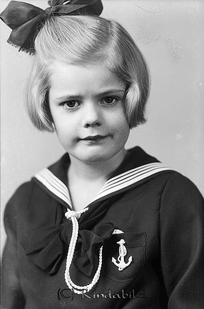 Inga-Lisa Johnsson Kisa
raja
Flicka klädd i mörk klänning och med rosett i håret  

raja
Inga-Lisa Johnsson dotter till Inga och Valter Johnsson Kålstorp Enebygatan Kisa. Hon gifte sig med Yngve Andersson född i Kättilstad.
Källa: Studiegruppen hembygdsgården 
Nyckelord: Johnsson Kisa