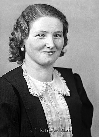 Agnes Andersson Kisa
raja
Kvinna klädd i ljus blus under mörk kavaj

raja
Agnes Andersson kom från Charlottendal, ett torp under Forså.
 Hon hade en syster Rut.
 Rut och hennes dotter Inge arbetade på skolbespisningen i Stjärneboskolan.
 Källa: Studiegruppen hembygdsgården 
Nyckelord: Andersson Kisa