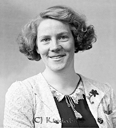 Anna-Lisa Phil Månstorp Tidersrum
raja
Kvinna klädd i mörk blus under ljus kavaj

raja
Anna Lisa född 1917 i Tidersrum, dotter till arr Johan Rudolf Pihl och Augusta Katarina Andersson
 Syskon: Oskar Hilding född 1908
 Gustaf Holger Elias född 1911
 Hans Rune Lennart född 1913
 Harald Kurt Bernhard född 1915
 Harry Rudolf Severin född 1920
 Astrid "Asta" Elisabet född 1925 (gift med Olle Jakobsson)
 Hugo Yngve född 1927.
 Källa: Studiegruppen hembygdsgården och Kyrkoarkiv Tidersrum. 
Nyckelord: Phil Tidersrum