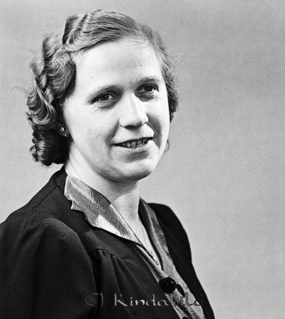 Helen Gustavsson Horn
raja
Kvinna klädd i en blus under ljus kavaj

raja
Helena Lundberg född 1905 i Horn. Gift 1938 med konsumföreståndaren i Horn Göte Gustafsson född 1909 i Kisa.
De hade en son Bruno född 1941 i Kisa. Familjen bodde i Konsumfastigheten.
Källa: Folkräkning 1950 
Källa: Gerd Pettersson


Nyckelord: Gustavsson Horn