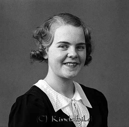 Lilly Carlsson Harg Kisa
raja
Kvinna klädd i mörk klänning med ljus krage

raja
Lillys föräldrar var Karl Karlsson "Kalle Maskin" och Edit Karlsson.
 De bodde i Harg, där han arbetade och sedan flyttade de till Sveahuset i Kisa.
 Källa: Studiegruppen hembygdsgården 

raja
På 60-talet arbetade Lilly på CWM, Malmslätt. Hon kallades för "Leendets land". 
Källa: mayca
Nyckelord: Carlsson Kisa