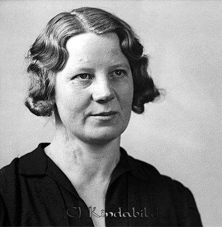 Sigrid Kjellberg Hägerstalund Hägerstad
raja
Kvinna klädd i mörk klänning  

Nyckelord: Kjellberg Hägerstad