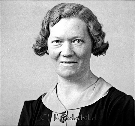 Gerda Karlsson Säby Hägerstad
raja
Kvinna klädd i mörk klänning  

Nyckelord: Karlsson Hägerstad