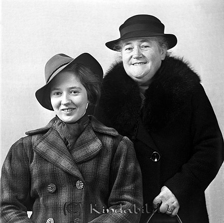 Fält Horn
raja
Två kvinnor klädda i kappor och med hattar på huvudet

raja
Augusta Fäldt född 1883 i Horn med dotter Britta född 1921. Britta gifte sig 1948 med chaufför Hartvig Josefsson född 1919 i Regna.
 Augusta Fält hade blomsteraffär i Horn som hon började med 1929 i Solhem. 1937 flyttade blomsteraffären till Gustavsborg. Där hade de också en begravningsbyrå. Augusta var syster till Gunbritt Monells farmor.
 Barn till Hartvig och Britta var Sievert född 1951 och Bert-Ove född 1962.
 Källa: Studiegruppen från Horn
 Källa: Studiegruppen hembygdsgården 
Nyckelord: Fält Horn