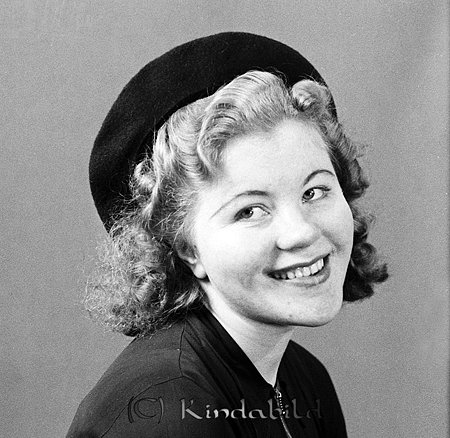 Margit Andersson Nersborg Kisa
raja
Kvinna klädd i mörk klänning och hatt på huvudet  

Nyckelord: Andersson Kisa