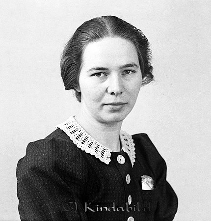 Hildur Eriksson Dymle Björkfors
raja
Kvinna klädd i mörk klänning med ljus krage

raja
Hildur Eriksson född 1913 i Oppeby, dotter till Karl Verner och Ella Augusta Eriksson Idhult. Familjen bodde i Dymle.
Syskon till Hildur:
Mildred Viola född 1916
Josef Oskar född 1917
Ingrid Elisabet född 1940
Karl Erik född 923
Josef Oskar var rättare i Uthala.
Hildur Eriksson var gift med karl Anders Gunnar Johansson Kärra Mellangård.
Barn: Gun-Britt född 1948
Lennart född 1951
Inga Karin Marianne född 1952
Anna Birgitta född 1955
Eva Sonja Marianne född 1956.
Källa: Folkräkning 1940, 1950 och 1960 
Källa: Gerd Pettersson


Nyckelord: Eriksson Björkfors
