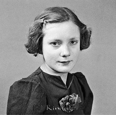 Majken Germundsson Kisa
raja
Kvinna klädd i mörk klänning

raja
Majken, var dotter till skomakare Hjalmar och Ellen Germundsson.
 Hon hade en syster Ell-Britt.
 Majken gifte sig med Elon Jansson från Österbymo. Se bild 12121
 Källa: Studiegruppen hembygdsgården 
Nyckelord: Germundsson Kisa