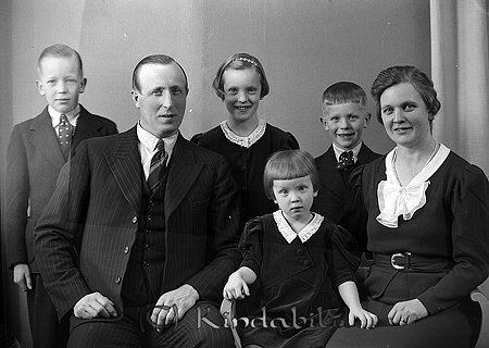 Gillis Johansson Korpklev Kisa
raja
Mor och far med sina barn

Nyckelord: Johansson Kisa