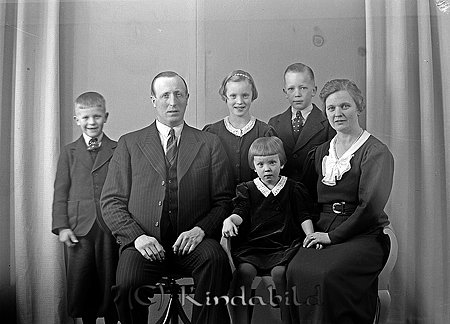 Gillis Johansson Korpklev Kisa
raja
Mor och far med sina barn

raja
Lantbrukare och nämndeman Gillis Johansson Korpklev.
 Fr vänster Tore, Gillis, Marianne, Bertil och Ninni.
 Framför sitter Ingegerd.
 Källa: Studiegruppen hembygdsgården
Nyckelord: Johansson Kisa