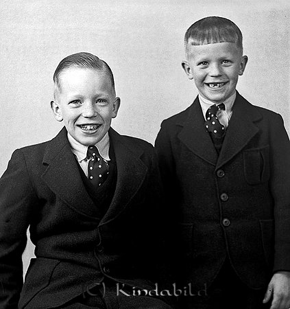 Pojkarna Gillis Johansson Korpklev Kisa
raja
Två pojkar klädda i kostym

Nyckelord: Johansson Kisa