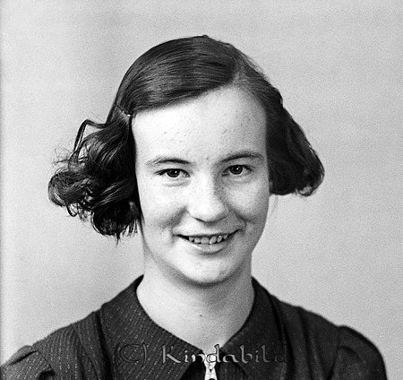 Ingeborg Nordén Hult Kisa
raja
Kvinna klädd i mörk klänning  

raja
Ingeborg (Bojan) Nordén född 1923 i Kisa, gift med Bror Erik Oskar Bore i Bromhult. Syskon till Bojan; Ingemar, Ivar och Inge
 Källa: Studiegruppen hembygdsgården
Nyckelord: Nordén Kisa