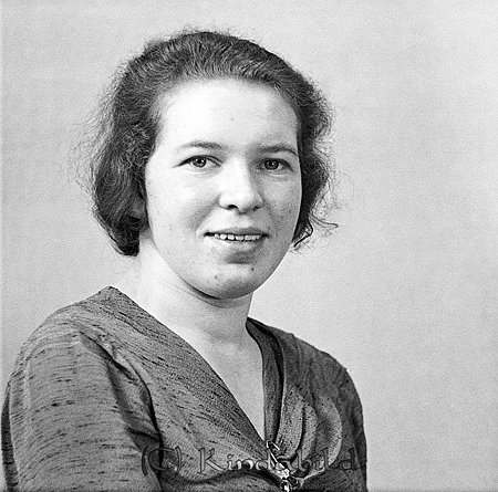 Gulli Arvidsson Björksäter Ulrika
raja
Kvinna klädd i mörk klänning  

raja
Gurli Arvidsson född 1917, dotter till Arvid Isaksson och Selma född Jonsson från Björksäter Amundebo 
Källa Familjer och gårdar i Ulrika 
Källa: Gerd Pettersson

Nyckelord: Arvidsson Ulrika