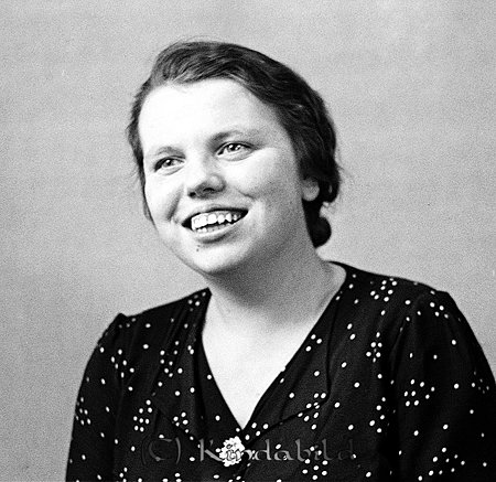 Karin Johansson Sandstugan Ulrika
raja
Kvinna klädd i mörk klänning  
gepe
Karin Elisabet Johansson född 1920 i Ulrika. Född i mannens andra gifte. Dotter till Anders Alfred Johansson och h h Anna född Fransson 1887 i Bankevid Västra Eneby. Karin var ogift och dog 1993 i Alingsås. Hon hade syateljé i Alingsås och tillhörde pingstförsamlingen och var söndagsskollärare. Mamman var ,ed till Alingsås och dog 1959.

Källa: Svar

Nyckelord: Johansson Ulrika