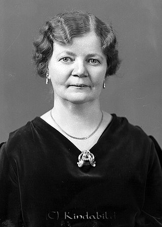 Dagmar Johansson Paris Kisa
raja
Kvinna klädd i mörk klänning  

raja
Dagmar (1887-1966) var kontorist på Domsagan. Hon var ogift och bodde tillsammans med sin fostersyster "Lalla". Dagmar kallades för ""Gagga".
 Källa: Studiegruppen hembygdsgården 
Nyckelord: Johansson Kisa