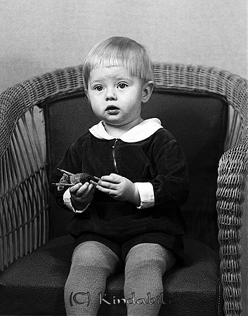 Leif Andersson Kisa
raja
Liten pojke som sitter i en korgstol

raja
Leif Andersson, son till Knut och Stina Andersson i Överäng.
 Knut var bror till Kalle-Dompan. Leif innehade Nya Konditoriet i Åkerdala.
 Källa: Studiegruppen hembygdsgården 
Nyckelord: Andersson Kisa