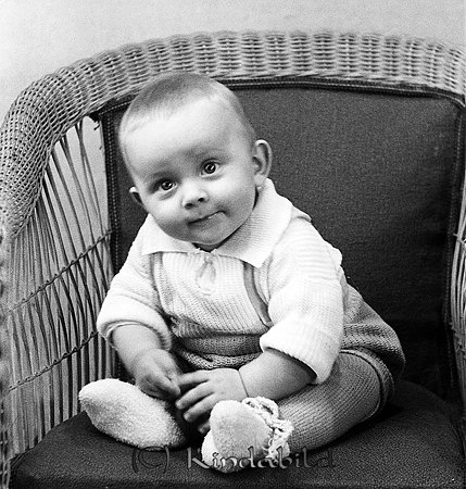 Bernt Söderström Kisa
raja
Liten pojke som sitter i en korgstol

raja
Bernt Söderström född 1938, son till Gillis och Gunhild Söderström Kisa. Fotbollsspelare i �?FF på 1970-talet.
 Källa: Studiegruppen hembygdsgården 
Nyckelord: Söderström Kisa