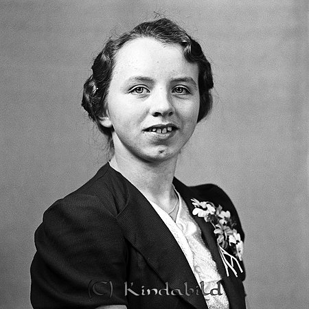 Karin Andersson Misterfall Kisa
raja
Kvinna klädd i ljus blus under en kavaj  

raja
Karin Andersson född 1923. Hon var gift med Ebbe Brage. De bodde i Ankarsrum. De hade tre barn Britt-Marie, Gunnar och Jan.
 Karins syskon: Margot, Ulla, Ingvar, Karl-Erik och Vivianne.
 Källa: Studiegruppen hembygdsgården 
Nyckelord: Andersson Kisa