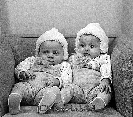 Lars och Nils Dalqvist Svea Kisa
raja
Två små barn som sitter i en fåtölj  

raja
Fr vänster Lars och Nils född 1938.
 De är söner till Edvin och Elsa Dalqvist
 Källa: Studiegruppen hembygdsgården 
Nyckelord: Dahlkvist Kisa