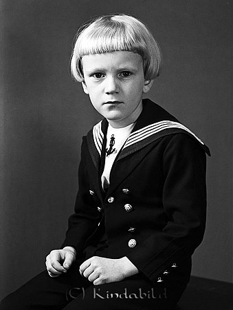 Ove Svensson Emilslund Kisa
raja
Pojke klädd i sjömanskostym

raja
Ove Svensson var son till Sven och Rut Svensson. Ove hade Kisa Fotoaffär tillsammans med Lars Pettersson. Källa: Gerd Pettersson 

Nyckelord: Svensson Kisa