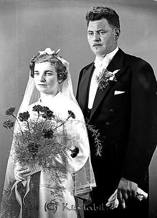 Vallentin Axelsson Svalsjö
raja
Brudpar                       

raja
Byggnadssnickare Karl Valentin Axelsson född 1912 i Nykil. Gift 1939 med Ally Frideborg Maria född Gustafsson 1915 i Hycklinge.
Barn:
Ing-Lis född 1939
Siv född 1940
Monika född 1943
Alla födda i Kisa
Familjen bodde i Elba Svalsjö.
Källa: Folkräkning 1950 
Källa: Gerd Pettersson

Nyckelord: Axelsson Svalsjö