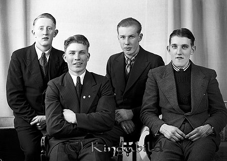 Lars-Erik Andersson Fullmestad Hägerstad
raja
Fyra män klädda i kostymer

raja
Främre raden fr vänster Sven-erik Andersson och Gillis Erlandssson
 Andra raden fr vänster Helge Johansson från Boda och Bertil Nilsson i Aska.
 Källa: Studiegruppen hembygdsgården
Nyckelord: Andersson Hägerstad