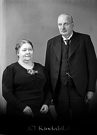 Gustav Pettersson Bro Hycklinge
raja
Man och kvinna han klädd i kostym hon i klänning

Nyckelord: Pettersson Hycklinge